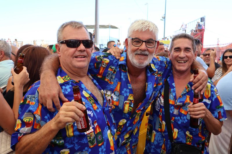 GALERIA DE FOTOS de l'estrene del BARET de les festes de DUANES: gran ambient, “botellins” a caixes i, a més… bous a la mar GALERIA DE FOTOS de l'estrene del BARET de les festes de DUANES: gran ambient, “botellins” a caixes i, a més… bous a la mar